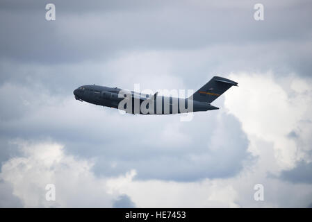 La ALTUS AIR FORCE BASE, Okla. -- Un U.S. Air Force C-17 Globemaster III cargo aereo decolla a Altus Air Force Base, Okla., 27 maggio, 2014. Il C-17, con la sua capacità di trasporto 170,900 libbre di carico, è una risorsa importante per la Air Force globale della missione di mobilità. Il personale Sgt. Nathanael Callon Foto Stock