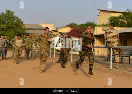 Stati Uniti Air Force Staff Sgt. Chad Warren (al centro a sinistra), un fotoreporter con Combined Joint Task Force-Horn dell Africa affari pubblici, inizia un test di fitness per un deserto di francese Corso di commando su una base francese nei pressi di Camp Lemonnier, Gibuti, Ottobre 3, 2013. Dei 143 che è laureato, Warren era uno dei sette membri degli Stati Uniti che hanno guadagnato il loro deserto francese i badge di commando durante il massacrante 11 giorno di corso. Warren è distribuito dalla seconda ala della bomba a Barksdale Air Force Base, La. Tech. Sgt. Chad Thompson) Foto Stock