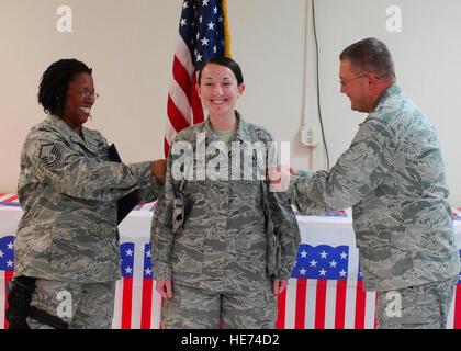 Si è tenuta una cerimonia per il nuovo personale promosso Sgt. Jessica Wilson (centrale), un cappellano assistant dal 455th Air Expeditionary Wing, durante un'ala-personale pranzo, nov. 1. Master Sgt. Nicole Nixon (sinistra) e il tenente Col. Randall cucine (a destra) "aderenza sull' strisce di Wilson. Wilson, a West Palm Beach, Florida, nativo, è distribuito da Vance Air Force Base, Okla. Nixon, un cappellano assistant dal 455th AEW, viene distribuita da Ramstein Air Base, Germania, e ci saluta da Chicago, Ill. cucine, un cappellano dal 455th AEW, viene distribuita da Peterson AFB, Colo., e ci saluta da macon, Ga. Foto Stock