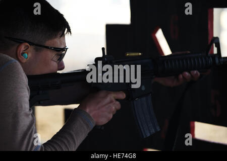 Senior Airman Kevin Sekishiro, 423rd delle forze di sicurezza Squadron patrolman, incendi di un round da un m4 carbine durante una competizione di tiro a RAF Molesworth, Inghilterra, 13 maggio 2015. Sekishiro hanno partecipato al concorso per il supporto della Polizia Nazionale settimana. Il personale Sgt. Jarad A. Denton Foto Stock