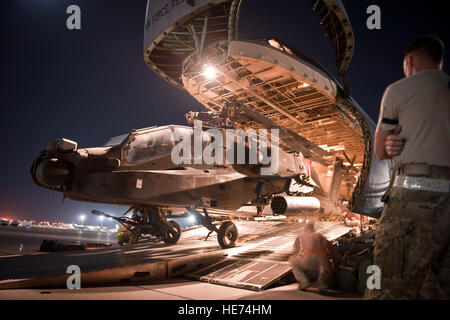 Avieri e soldati caricare un U.S. Esercito AH-64 attacco Apache elicottero a bordo di un U.S. Air Force C-5B Galaxy a Bagram Air Field, Afghanistan, 31 Agosto, 2012. La C-5 ha una capacità maggiore rispetto a qualsiasi altro USAF airlifter e possono trasportare contemporaneamente tre dozzine di pallet e di più di 80 persone. Il velivolo la capacità è sufficientemente grande per trasportare qualsiasi dell'esercito dell'aria trasportabili attrezzature di combattimento. Foto Stock