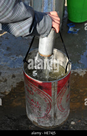 Membri della 777th Expeditionary bistecca di manzo Squadron e il 755th Expeditionary forze di sicurezza Squadron guarda come i bambini utilizzano il recente acqua fissa bene in un villaggio nei pressi di Bagram Air Field, Afghanistan, Gennaio 26, 2013. Acqua è di profonda importanza nell Islam, è considerato come una benedizione dal dio che dona e sostiene la vita, e purifica l'uomo e la terra. Senior Airman Chris Willis) Foto Stock