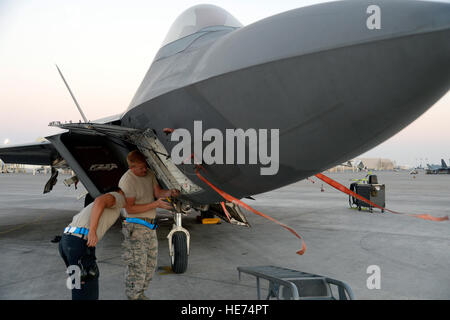Il personale dell'Air Force effettua la ricerca guasti e mantiene il sistema avionico integrato su un F-22 Raptor, combinando radar, armi e funzioni di guerra elettronica per fornire ai piloti una conoscenza situazionale avanzata. Foto Stock