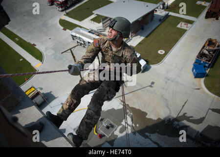 Avieri dall'Oklahoma Air National Guard 138th dell e 137a delle forze di sicurezza di squadroni rappelled eseguire manovre di discesa a Tulsa Fire Safety Training Center, Tulsa, Okla., Sett. 15, 2016. La formazione è stata condotta per soddisfare una ricertificazione annuale e fornire le rispettive basi con i mezzi per soddisfare il funzionamento interno i requisiti della missione. (U.S. Air National Guard photo/Tech. Sgt. Drew A. Egnoske) Foto Stock