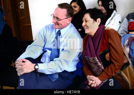 Col. John Vaughn, 376 Aria ala Expeditionary vice comandante e Valentina Turabekova, 376 AEW assistant per il comandante, guarda come i bambini del villaggio Birdik Scuola cantare canzoni e balli Birdik, Kirghizistan, Febbraio 5, 2014. Questa visita è stata l'ultima volta membri dell'ala agenzia di personale presso il Centro di Transito a Manas sarebbe andare alla scuola tecnica di base in fase di spegnimento. Il personale Sgt. Travis Edwards) Foto Stock