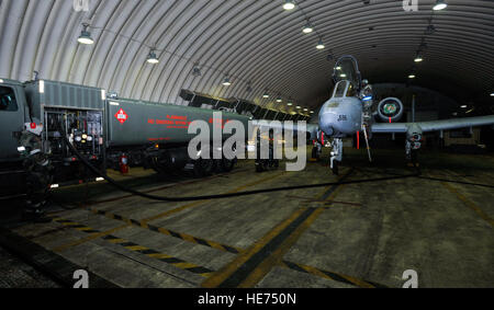 Avieri carico combustibile in un10 Thunderbolt II prima di essere pronto per il lancio nel Dicembre 5, 2014, durante l'esercizio Beverly Bulldog 15-01 a Osan Air Base, Repubblica di Corea. L'esercizio si concentra sulla disponibilità, prove Osan di procedure di guerra e realisticamente guardando la nostra capacità di difendere la base, eseguire operazioni e ricevere follow-su forze. Senior Airman David Owsianka Foto Stock