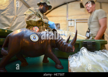 Membri della 449th aria gruppo Expeditionary cibo servizi team visualizzare la loro 'Hard Charger Award' mentre si serve il pranzo in una posizione remota nei pressi di Camp Lemonnier, Gibuti, Agosto 27, 2013. Il 449th AEG commander presenta il premio a riconoscere prestazioni superiori durante il mese. Questi aviatori contribuiscono alle CJTF-HOA della missione congiunta di stabilizzare e rafforzare la sicurezza in Africa orientale. Tech. Sgt. Chad Thompson) Foto Stock