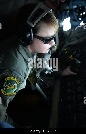 Senior Airman Sonya Alexander, 77th Air Refuelling Squadron boom operatore, refuels aeromobile durante la fase di esercizio Razor Taloni, Dic 14, 2015, sulla costa del nord Carolina. L'operazione di rifornimento è stato parte del rasoio Taloni, un mensile di grande vigore opportunità di formazione per East Coast tattiche e le unità di supporto. Senior Airman Giovanni Nieves Camacho) Foto Stock