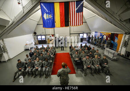 Col. Troy Dunn, 86a sostegno delle missioni comandante del gruppo, parla durante una base la guardia d'onore cerimonia di laurea a Ramstein Air Base, Germania, gennaio 30, 2015. La laurea onore guardie completato una settimana di corso di formazione che ha insegnato loro trapano e procedure di cerimonia. Senior Airman Nicole Sikorski) Foto Stock