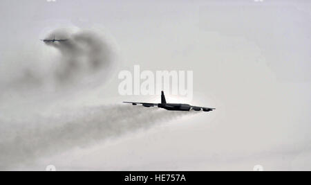 Due B-52H Stratofortresses decollare durante un esercizio a Minot Air Force Base, N.D., 21 maggio 2013. Air Force Global Strike Command conduce regolarmente le operazioni di formazione e di esercizi per garantire le sue forze possono svolgere la loro missione quando chiamati in qualsiasi momento. Senior Airman Brittany Y. Auld) Foto Stock