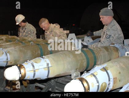 Munizioni truppe con il 455th manutenzione Expeditionary Squadron assemblare guidato unità bomba-38 bombe durante il turno di notte Feb 14 a Bagram Air Base, Afghanistan. Le bombe saranno caricati su F-15 Strike Eagles per missioni a supporto della guerra al terrorismo. Il aviatori sono (da sinistra a destra) Personale Sgt. Jeremy Woodruff, Airman 1. Classe Zack Demetra e Tech. Sgt. Ben Walker. Il sergente Woodruff è da 375 disponibilità logistiche Squadron, Scott Air Force Base, Ill., Airman Demeter è da 52 a interventi di manutenzione delle apparecchiature Squadron, Spangdahlem Air Base, la Germania e il sergente Walker è il modulo Foto Stock