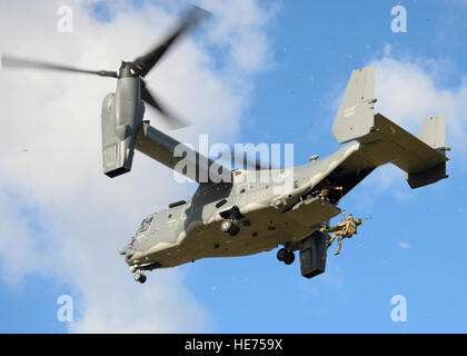 Stati Uniti Air Force air commandos assegnato al 321Tattiche speciali Squadron sulla RAF Mildenhall eseguire un airlift su una vittima simulato durante un esercizio il 4 marzo 2015, su Sculthorpe, Inghilterra. Tattiche speciali aviatori sono altamente addestrati in combattimento delle operazioni di ricerca e di soccorso che li mantengono preparato per qualsiasi ambienti ostili potrebbero incontrare. Senior Airman Victoria H. Taylor Foto Stock