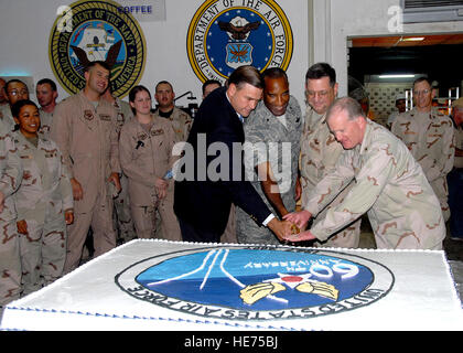 In ambiente misto del camp, da destra a sinistra, Navy Adm posteriore. James M. Hart assiste Col. John M. Crocker, Briga. Gen. Alfred J. Stewart e ambasciatore W. Stuart Symington nel taglio della torta per celebrare il patrimonio di orizzonti tema della Air Force al sessantesimo compleanno. Hart è la Combined Joint Task Force - Corno d Africa commander, Crocker è il 449th Air Expeditionary comandante del gruppo e componente aria elemento di coordinamento direttore, Stewart è il comando centrale direttore delle forze di mobilità e di Symington è l'Ambasciatore degli Stati Uniti di Gibuti e nipote del primo segretario dell Foto Stock