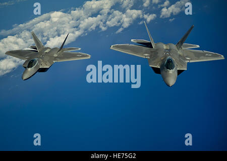 Una nave di due delle Hawaii Air National Guard F-22 rapaci dal 199th Fighter Squadron, Base comune Harbor-Hickam perla, Hawaii, volare una missione di addestramento del 27 marzo 2012, sopra il Pacifico vicino le isole hawaiane. Foto Stock