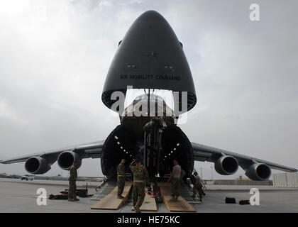 Stati Uniti I soldati assegnati per la 96Aviation Support battaglione, 101st combattere la Brigata Aerea, spot e la posizione di un esercito UH-60 Black Hawk elicottero durante il caricamento su un C5 Super Galaxy aeromobile Aprile 26, 2015 in Bagram Air Field, Afghanistan. Tutto il mese di aprile, diversi elicotteri sono stati caricati e trasportati negli Stati Uniti per facilitare la sostituzione dell'esercito e ottantaduesima 101st combattere Aviation brigate. Il personale Sgt. Whitney Amstutz Foto Stock