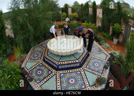 Scolari visitando il giardino islamico a highgrove house, che è stato creato da Sua Altezza Reale il Principe di Galles. Foto Stock