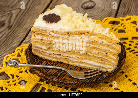 Torta di miele con panna e cioccolato bianco Foto Stock