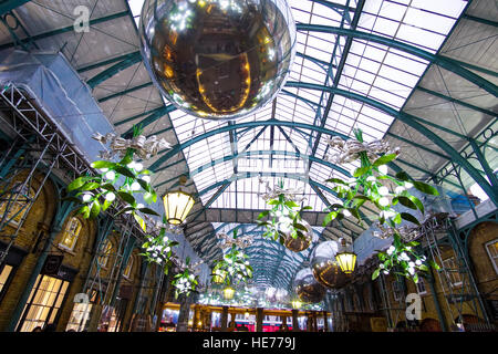 Marekt hall al Covent Garden di Londra - il famoso mercato di Apple Foto Stock