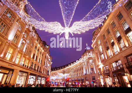 Angeli enorme fatta di luci appese su Regent Street a Londra al tempo di Natale Foto Stock