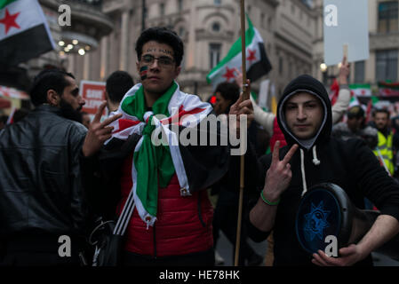 Londra, Regno Unito. Xvii Dec, 2016. Thoushands di persone marzo in solidarietà con Aleppo i cittadini nel centro di Londra, da Marble Arch, attraverso Oxford Street e Regent Street a 10 Downing Street . La evacuazione della città siriana soffre di numerosi ritardi causati da Assad soldati. © Peer Eeshan/Pacific Press/Alamy Live News Foto Stock