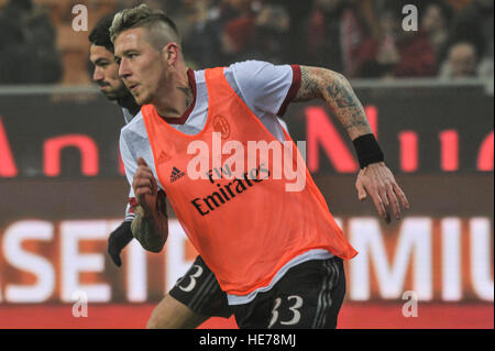 Milano, Italia. Xvii Dec, 2016. Kucka di Milano nelle azioni durante la sessione di allenamento prima di AC Milan contro Atlanta. © Gaetano Piazzolla/Pacific Press/Alamy Live News Foto Stock