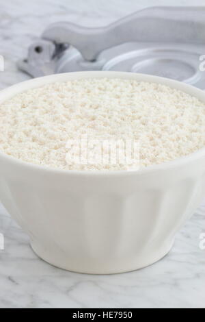 Nixtamalized messicano di farina di mais sul marmo di carrara spianatoia Foto Stock