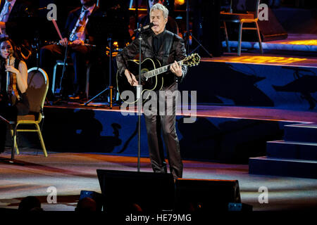 Città del Vaticano il Vaticano. Xvii Dec, 2016. Cantante Italiano Claudio Baglioni ha tenuto un concerto di beneficenza, nell Aula Paolo VI, in occasione del bicentenario del Corpo della Gendarmeria, il benemerito Corpo che offre costante guardare oltre la Città del Vaticano, in Vaticano. © Giuseppe Ciccia/Pacific Press/Alamy Live News Foto Stock