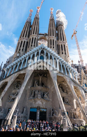 Vista sulle torri della Basilica ho Temple Expiatori de la Sagrada Família che è una grande chiesa cattolica romana di Barcellona. Foto Stock