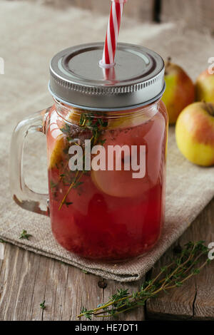 Lamponi caldi drink con mele e timo in vaso il fuoco selettivo Foto Stock