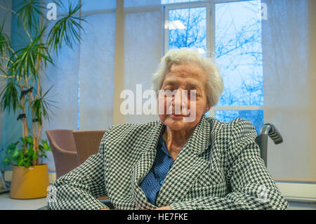 Ritratto di donna anziana in una casa di cura, guardando la telecamera. Foto Stock