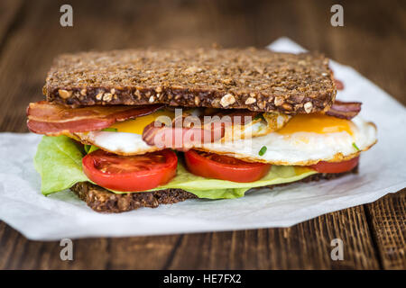 Alcune uova fritte con un sandwich (close-up shot; messa a fuoco selettiva) Foto Stock