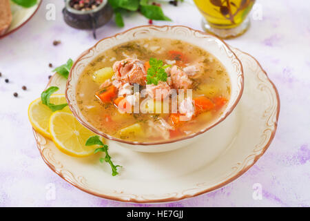 Zuppa di salmone con verdure in vaso Foto Stock