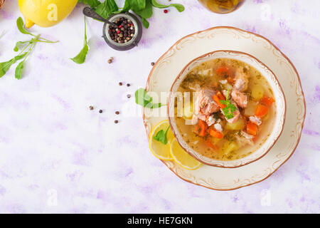 Zuppa di salmone con verdure in una terrina. Vista dall'alto. Lay piatto Foto Stock