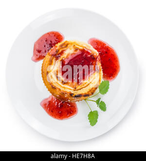Cheesecake con salsa isolati su sfondo bianco (messa a fuoco selettiva; close-up shot) Foto Stock