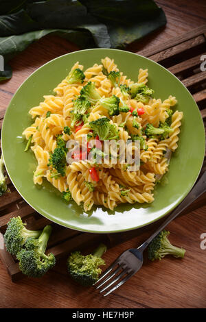 Fusilli con broccoli con ingredienti intorno Foto Stock