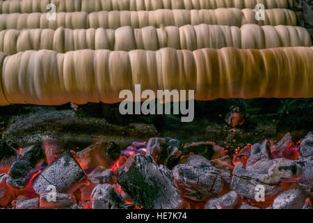 Trdelník pasticcini, dolce tipico sul mercato di Natale presso la piazza della Città Vecchia di Praga, Repubblica Ceca, Europa Foto Stock