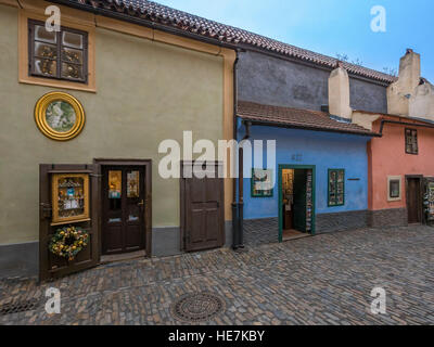 Golden Lane sul Castello di Praga, Hradcany, Sito Patrimonio Mondiale dell'UNESCO, Praga, Repubblica Ceca, Europa Foto Stock