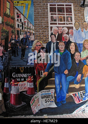 Il duca di York Pub,Belfast - Titanic opere murali Irish persone famose Foto Stock