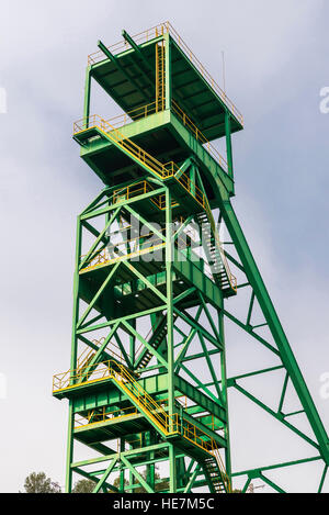 Torre verde di un pozzo di estrazione di una miniera di sale in disuso a Cardona, Catalogna, Spagna Foto Stock