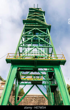 Torre verde di un pozzo di estrazione di una miniera di sale in disuso a Cardona, Catalogna, Spagna Foto Stock