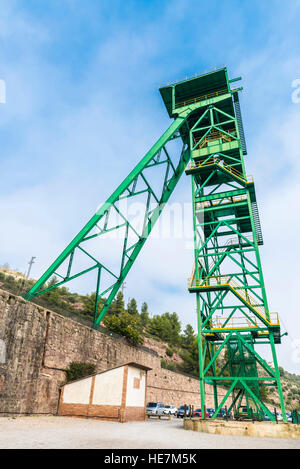 Torre verde di un pozzo di estrazione di una miniera di sale in disuso a Cardona, Catalogna, Spagna Foto Stock