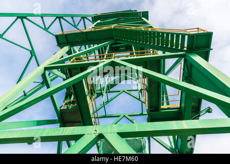 Torre verde di un pozzo di estrazione di una miniera di sale in disuso a Cardona, Catalogna, Spagna Foto Stock