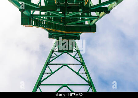 Torre verde di un pozzo di estrazione di una miniera di sale in disuso a Cardona, Catalogna, Spagna Foto Stock