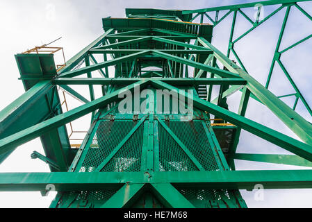 Torre verde di un pozzo di estrazione di una miniera di sale in disuso a Cardona, Catalogna, Spagna Foto Stock