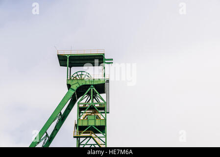 Torre verde di un pozzo di estrazione di una miniera di sale o di cloruro di potassio in disuso a Cardona, Catalogna, Spagna Foto Stock