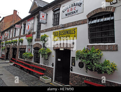 Il duca di York Pub,Belfast, mostrando Old Bushmills Whiskey annunci Foto Stock