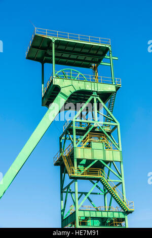 Torre verde di un pozzo di estrazione di una miniera di sale o di cloruro di potassio in disuso a Cardona, Catalogna, Spagna Foto Stock