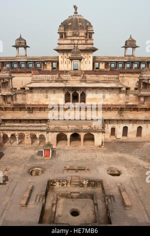 Cortile del Palazzo Reale (Jahangir Mahal) in Orchha, Madhya Pradesh, India. Il XVII secolo D.C. Foto Stock