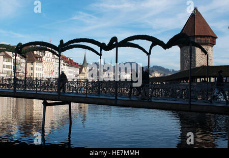 La Svizzera, Europa: la gente che camminava sul Rathaussteg, il ponte Ponte sopra il fiume Reuss, con lo skyline di Lucerna e la Torre dell'acqua Foto Stock