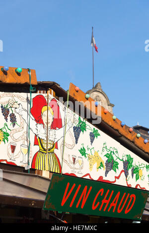 Un segno per vin brulé e una foto di una donna in tradizionale stile alsaziano abito a Place Broglie mercatino di Natale di Strasburgo Foto Stock